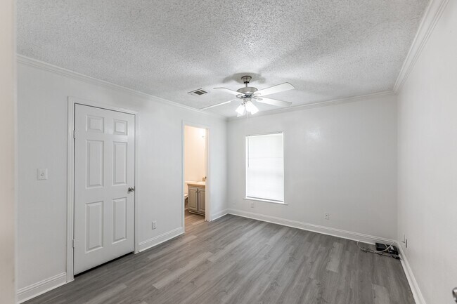 Building Photo - 134 Varsity Dr