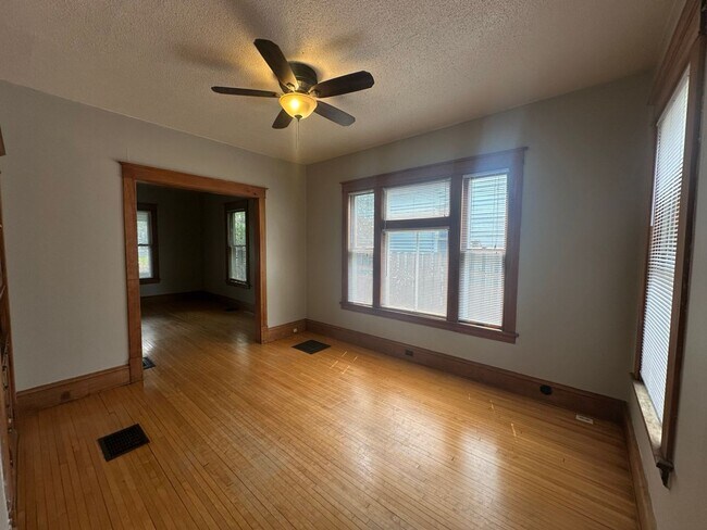 Building Photo - Beautifully Preserved 4 Bed | 2 Bath House in Saint Paul