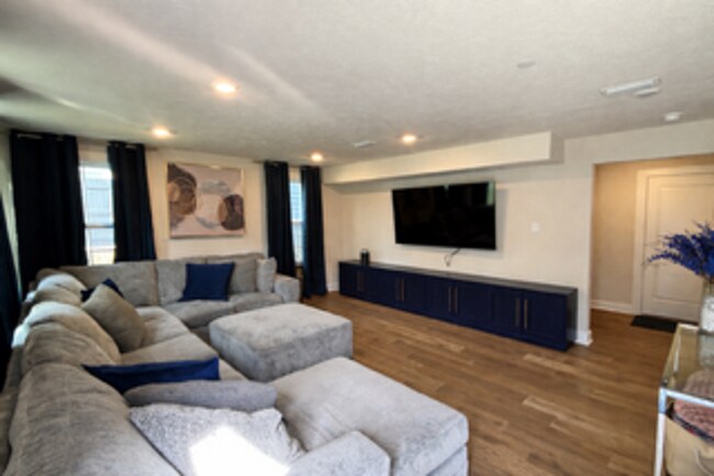 Building Photo - 3 bedroom 4 bath in Moon Township school district