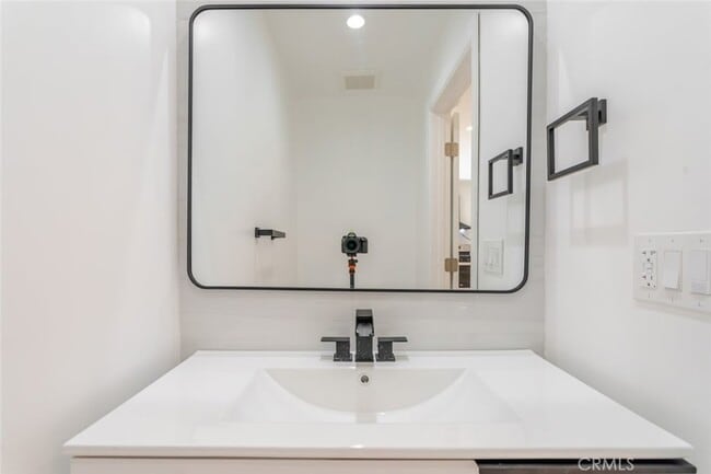 Building Photo - 10787 Las Lunitas Ave