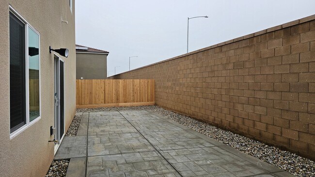 Building Photo - 4469 Buckingham Ave