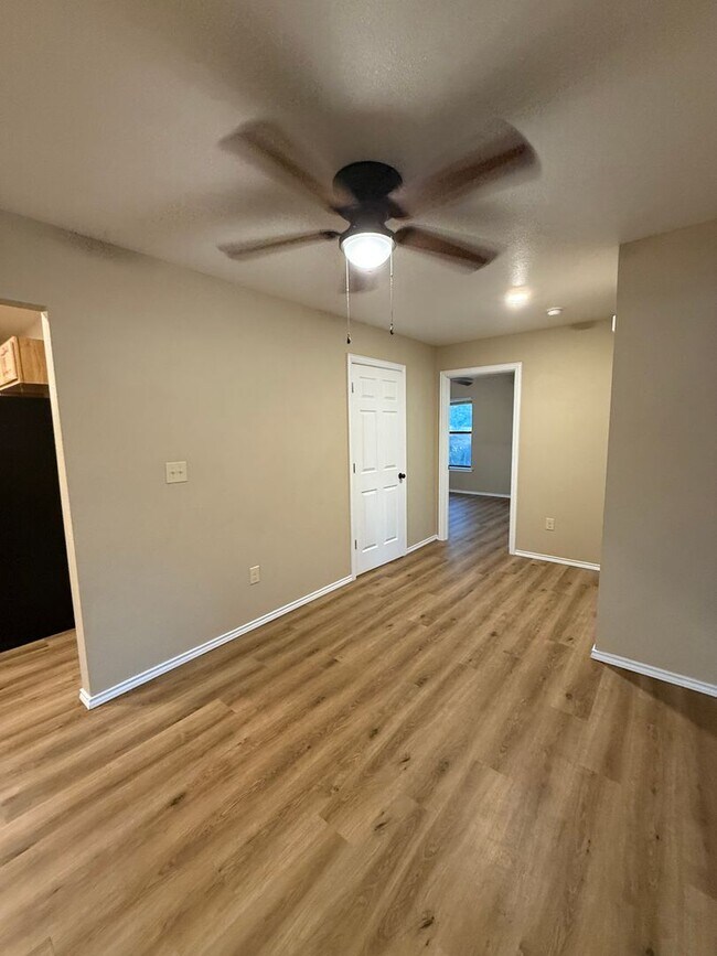 Building Photo - NEW ON MARKET