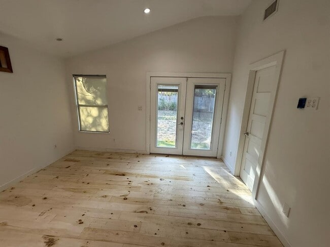 Building Photo - 5411 Manor Rd