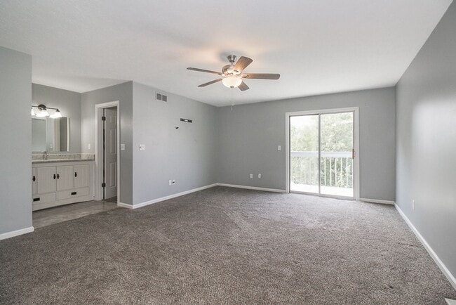 Building Photo - 3 Bedroom/2.5 Bath Westlake!! Condo living...