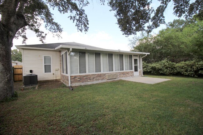 Building Photo - Spacious 3BR with Sunroom & Eat-In Kitchen – Holsberry Estates