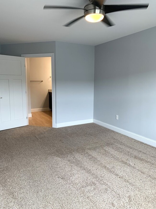 Building Photo - Spacious 3-Bed, 2.5-Bath Townhouse with Fe...