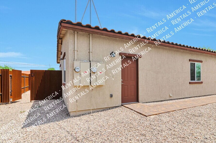 Building Photo - 3727 N Stone Ave