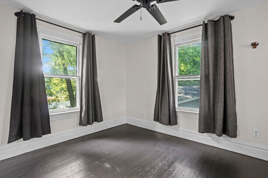 Building Photo - 419 S Van Buren Ave