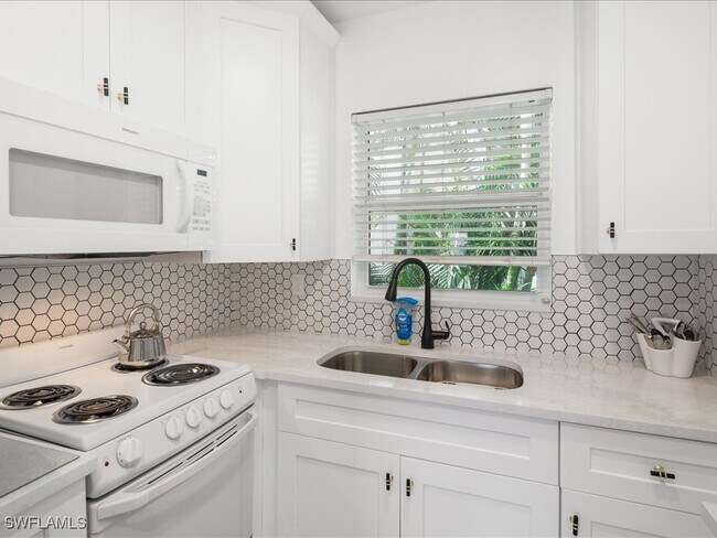 Building Photo - 530 4th Ave S