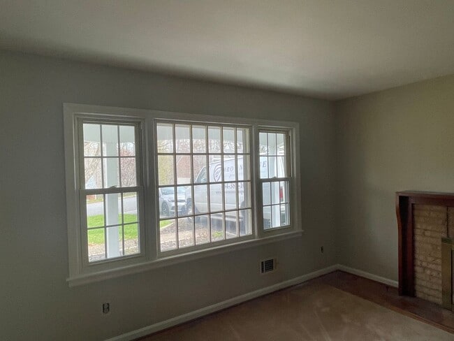 Building Photo - 3 Bedroom House on One Level