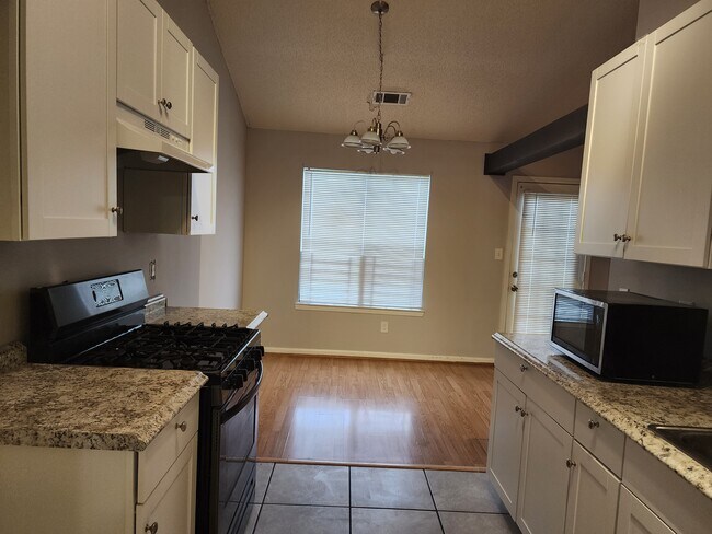 New cabinets and countertop, newer appliances. Eat-in area with view to great room. - 1072 Meadow Glen Cir