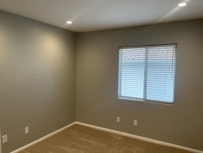 Building Photo - Stunning 4 bedroom Home with a Pool locate...