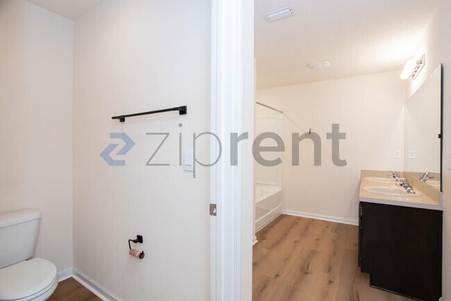 Building Photo - Unit
