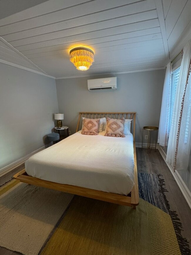 Building Photo - Old Town Cottage Ready for Move In!