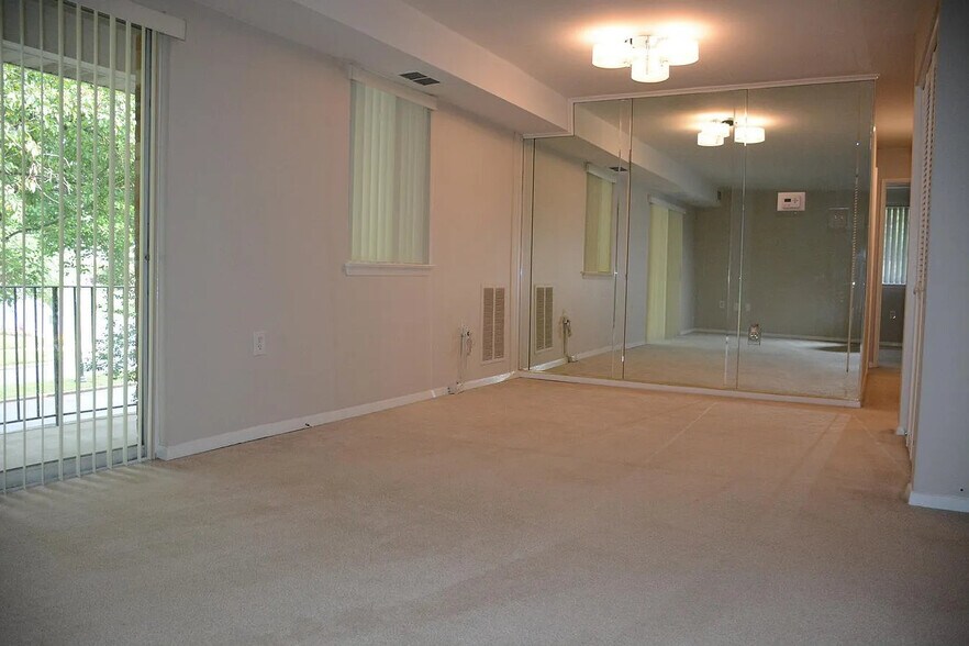 Building Photo - 217 Victor Pkwy Unit F