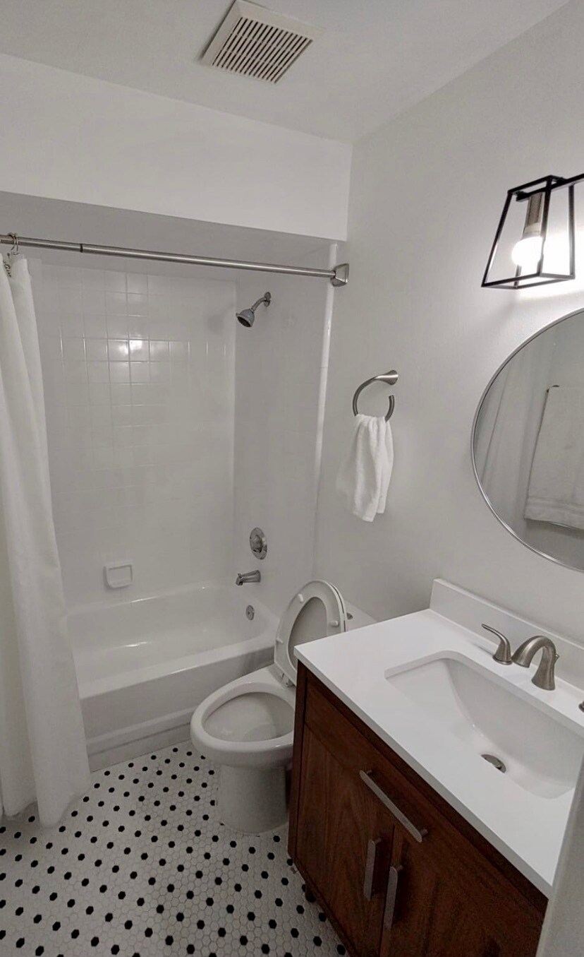 Hallway Full Bathroom - 4124 Pershing Pointe Pl