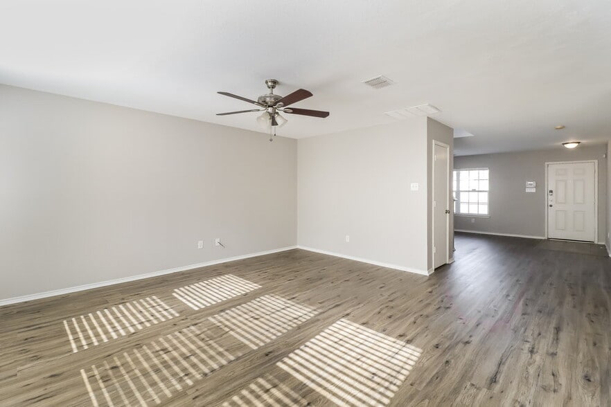 Building Photo - 4649 Sea Ridge Dr