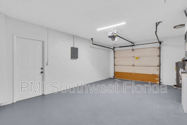 Building Photo - 1027 Deer Hollow Way