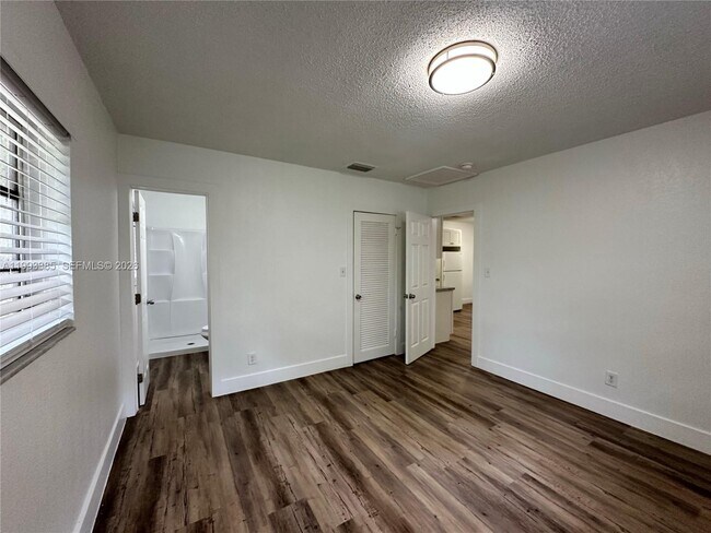 Building Photo - 3315 SW 15th Ave