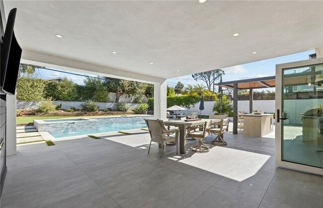 Building Photo - 240 W Gainsborough Rd