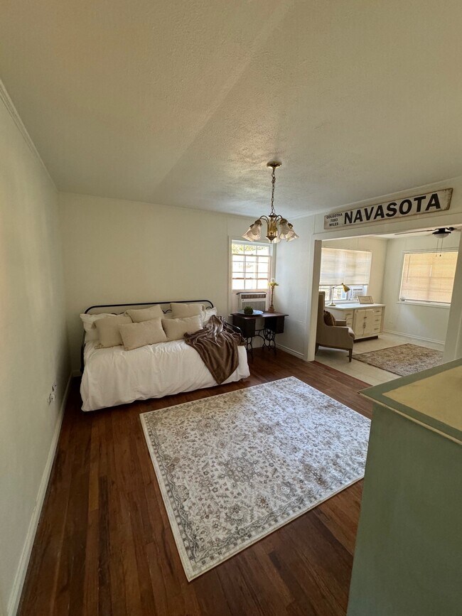 Building Photo - 1104 E Sycamore St