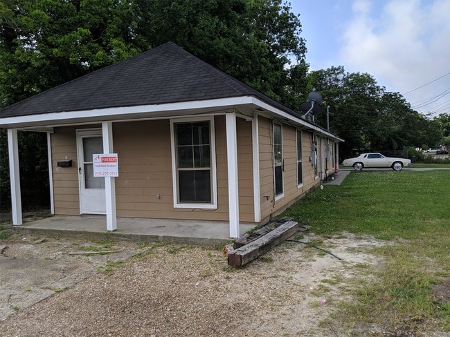 Building Photo - 2606 Weller Ave
