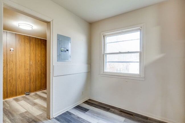 Building Photo - 1616 E Funston St