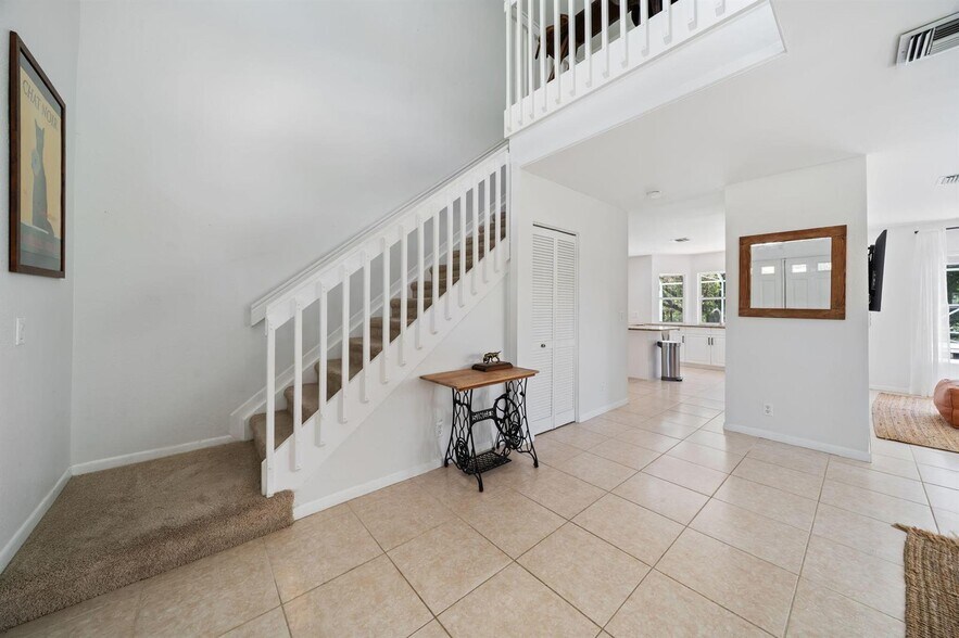 Primary Photo - 1527 S Club Dr