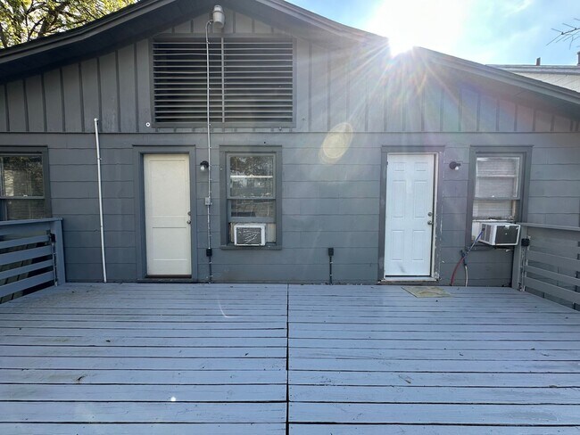 Building Photo - 2-BEDROOM DUPLEX IN MAHNCKE PARK