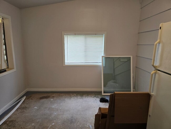 Building Photo - Three bedroom one bath in New Castle