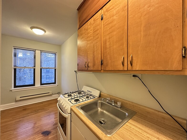 Building Photo - 4632 N Paulina St