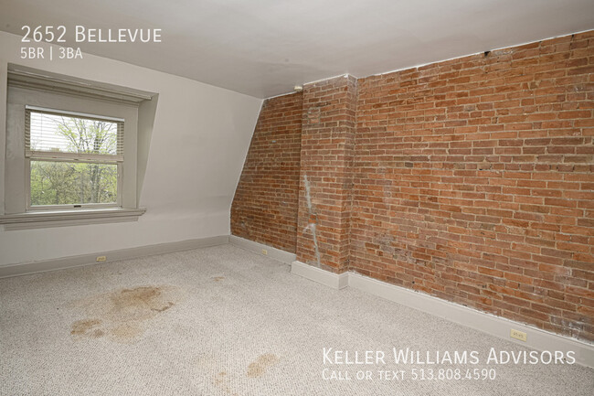 Building Photo - 2652 Bellevue-