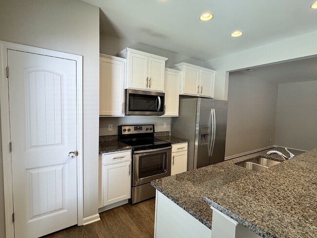 Building Photo - Modern 2 Story Townhome in Brightleaf Comm...