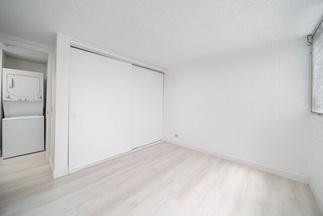 Building Photo - Upgraded Condo w/ Assigned Parking Near H1...