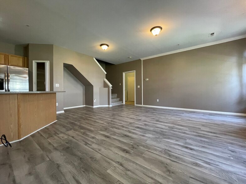 Building Photo - 10102 W Midway Ct