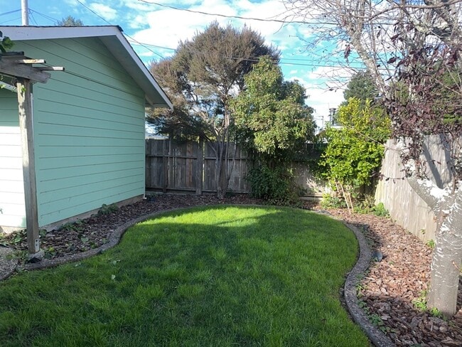 Building Photo - 3 Bedroom 2 Bath Home Located in the Cutten/Ridgewood Area