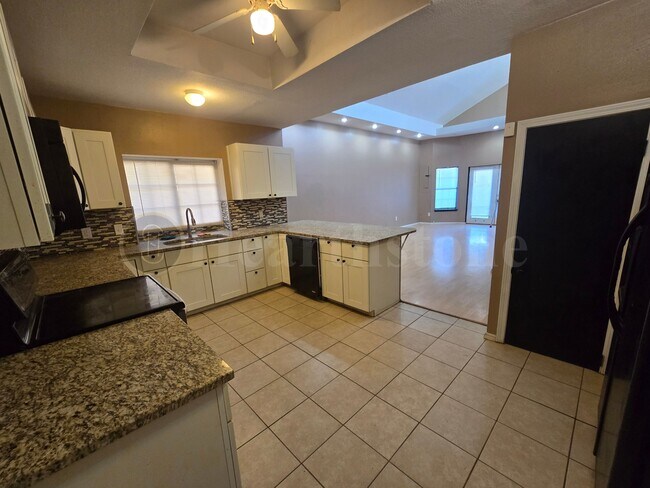 Building Photo - 1307 Gidding St