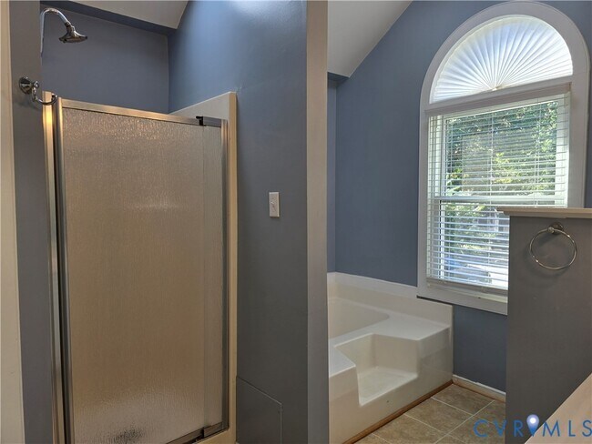 Building Photo - 5716 Saddle Hill Dr