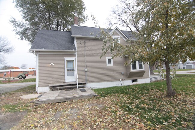 Building Photo - Charming 2BR Gem for Rent in Aledo, IL