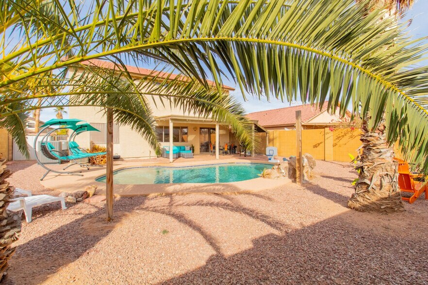 Building Photo - 1387 E 10th Pl