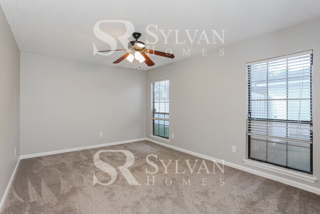 Building Photo - Feel welcome and comfortable in this charm...
