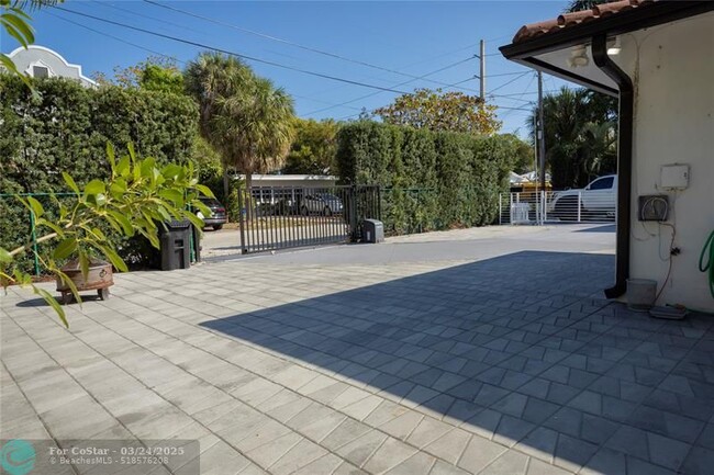 Building Photo - 641 SW 8th Ave