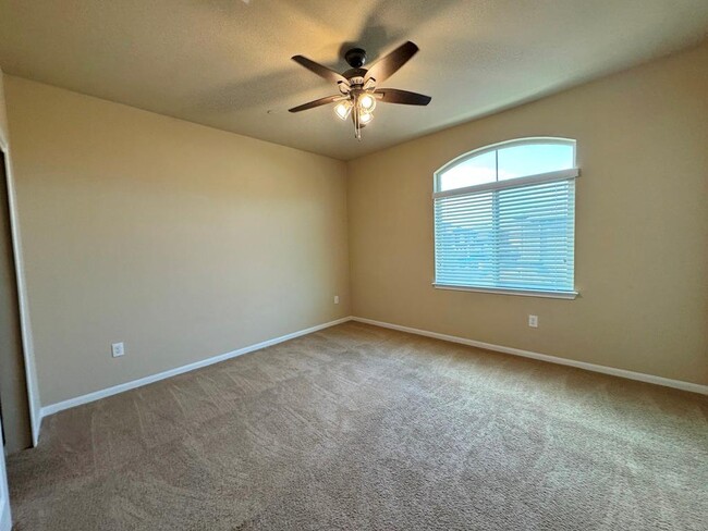 Building Photo - 2880 Donnell Dr