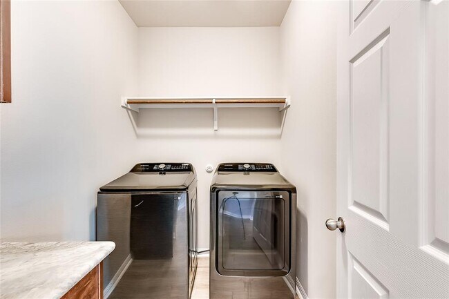 Building Photo - 821 Falkland Trace