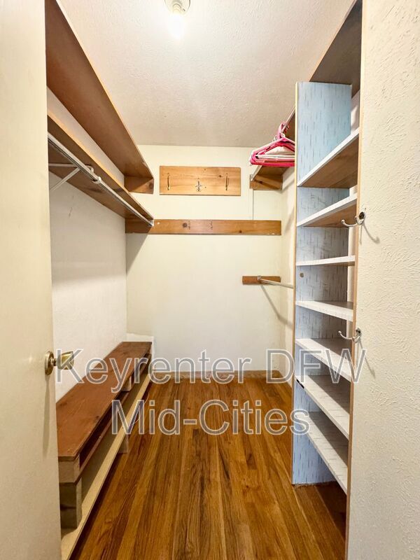 Building Photo - 2505 Crestview Cir