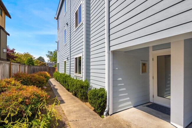 Building Photo - Admiral District 1 Bedroom Condo with Laun...