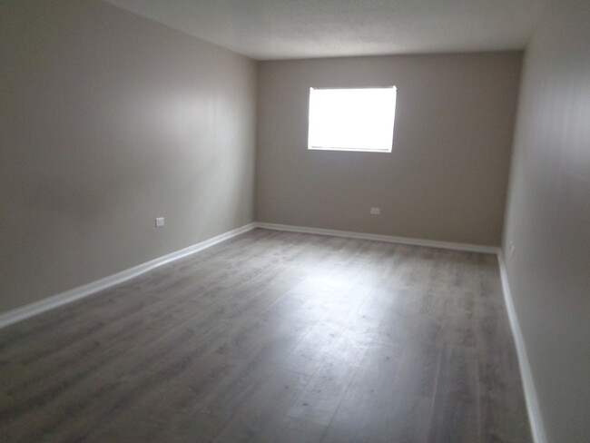 Building Photo - 9437 86th Ct