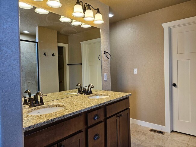 Building Photo - ALL PROSPECTIVE TENANTS MUST SUBMIT A $58 ...