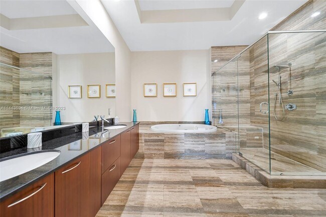 Building Photo - 15811 Collins Ave