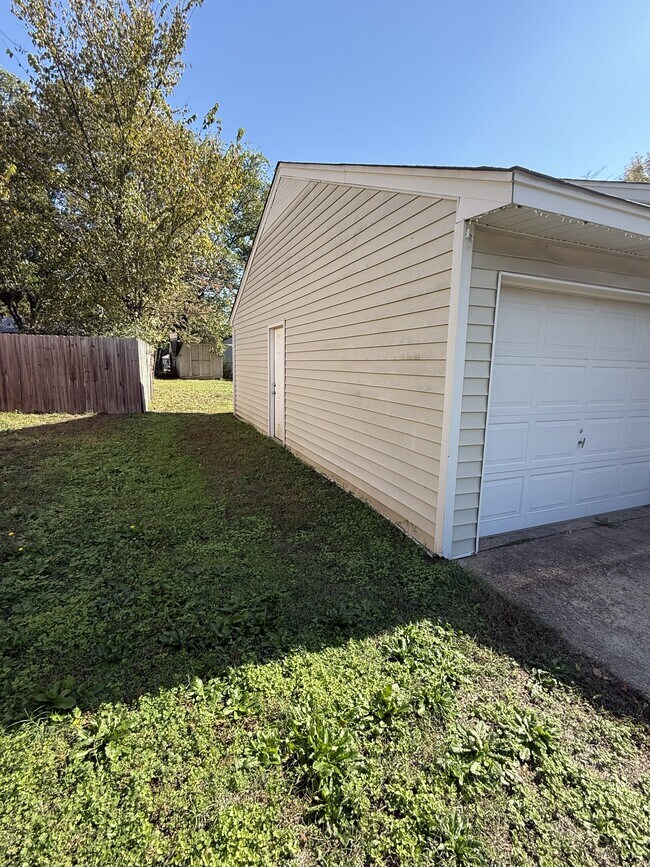 Building Photo - 8230 Elmbrook Dr